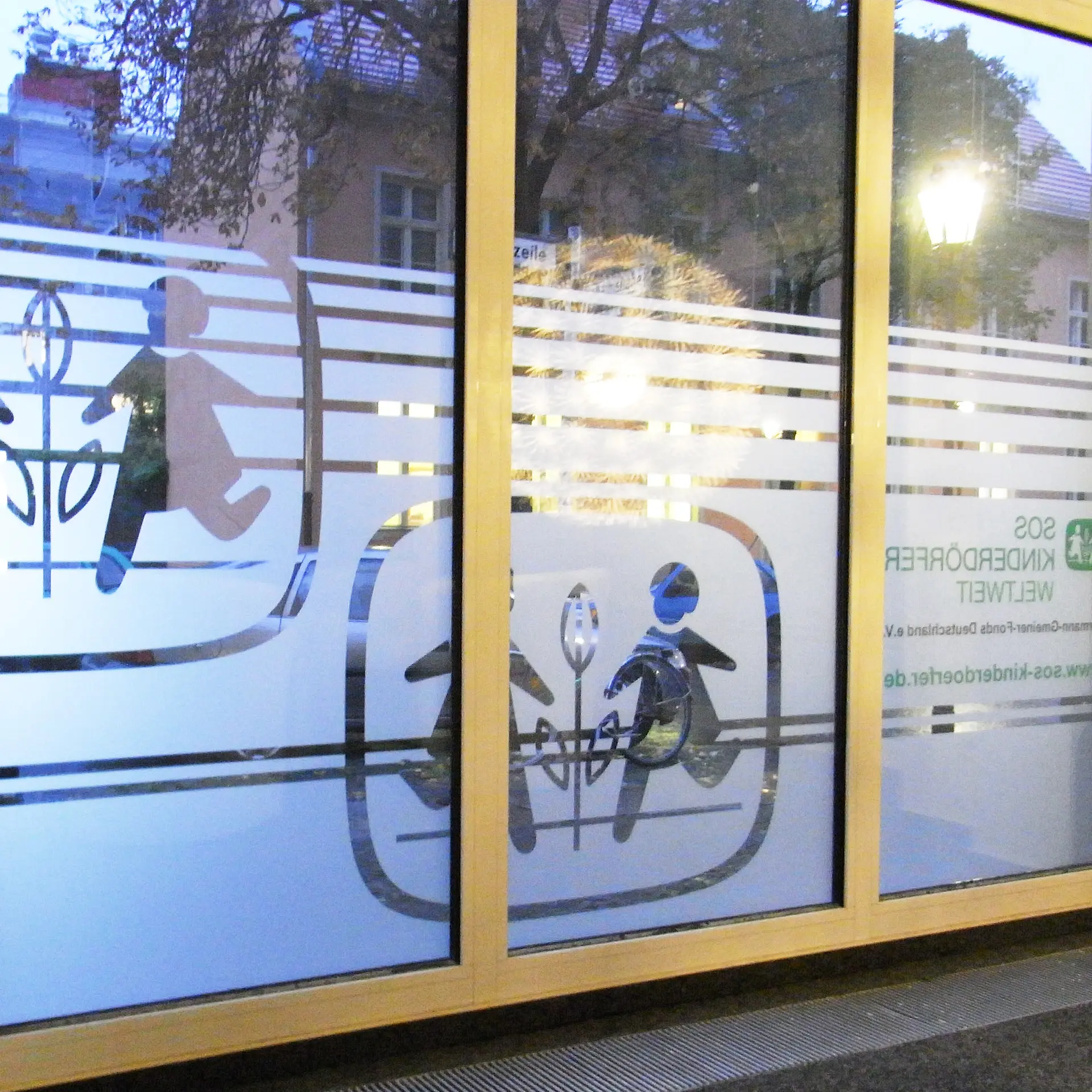 Dekorativer Sichtschutz für SOS Kinderdörfer von AR Display