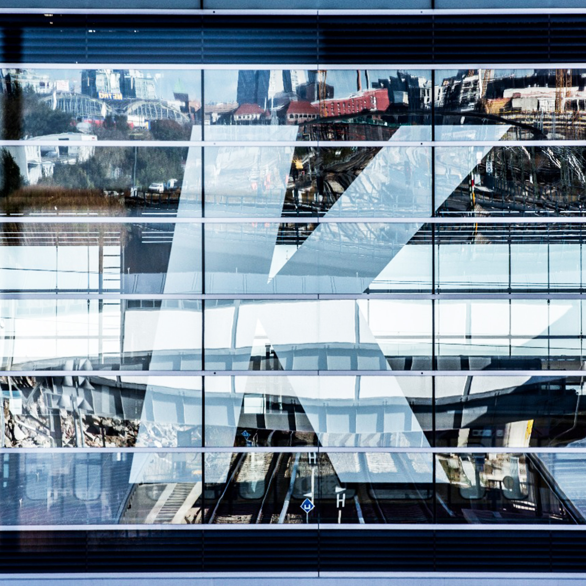 Folienplot für Bahnhof Ostkreuz, Gesamtheitliches Kreativ-Konzept und Auftraggeber: No Pink Studio, Foto: Silke Indra, Plot von AR Display