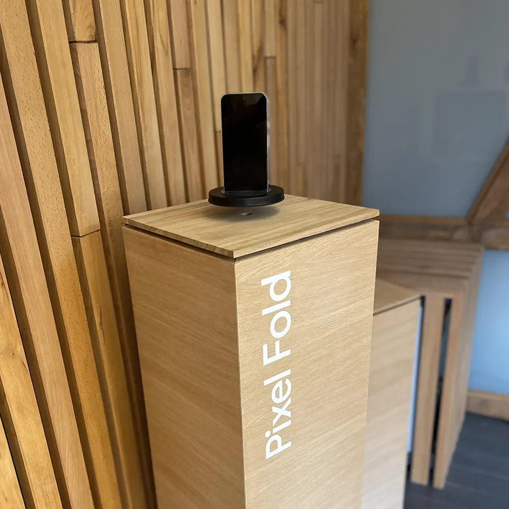 Eichenholzsäule zur Prudukteinführung vom google Pixel Fold