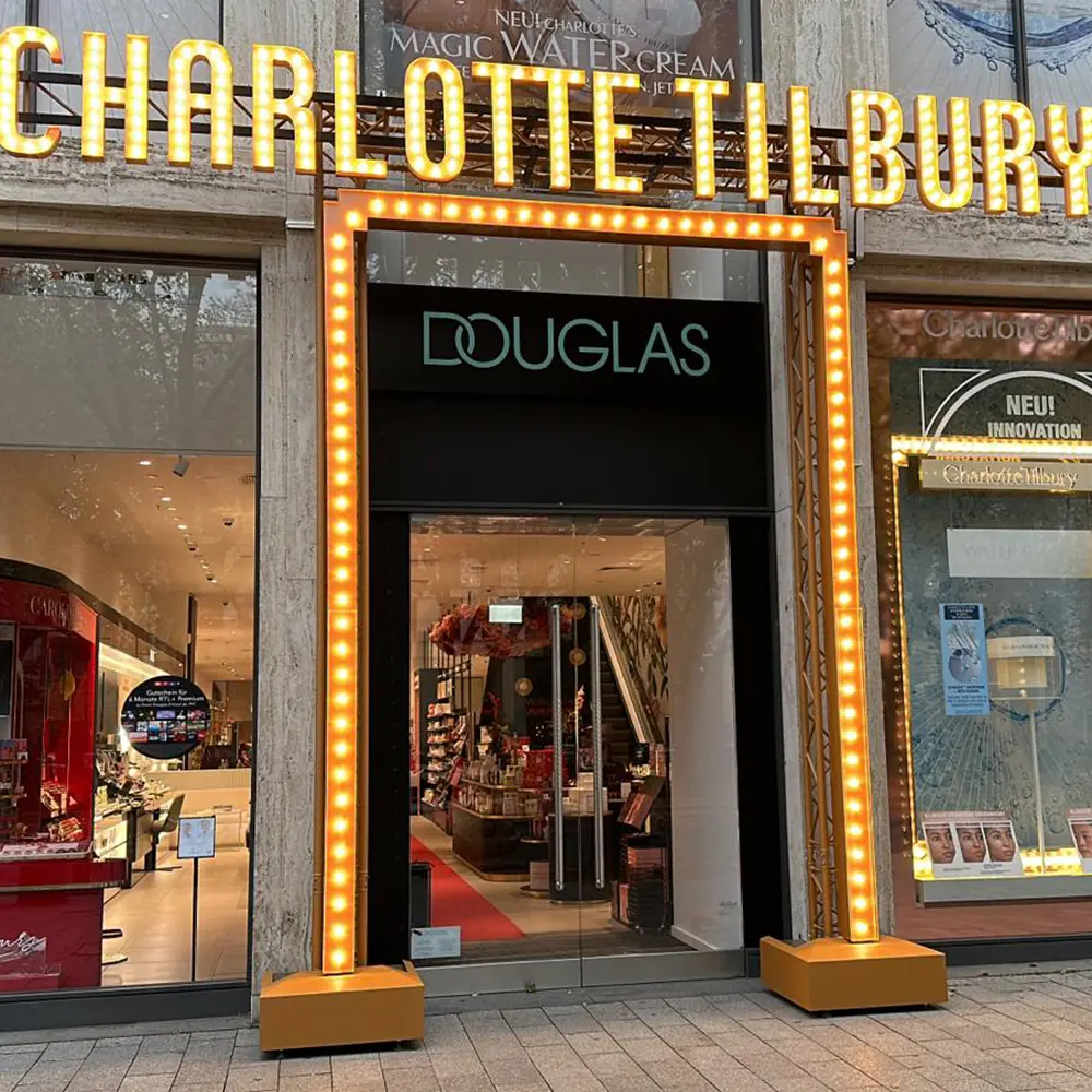 Schaufenstergestaltung für Douglas von AR Display